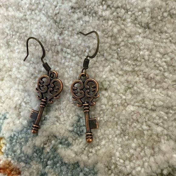 Vintage Key Design Earrings - Picture 3 of 4